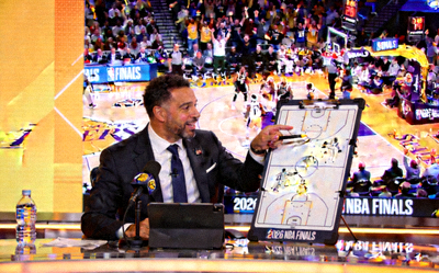 2026年NBA总决赛主播陪看解说现场 - 主播正在分析比赛战术